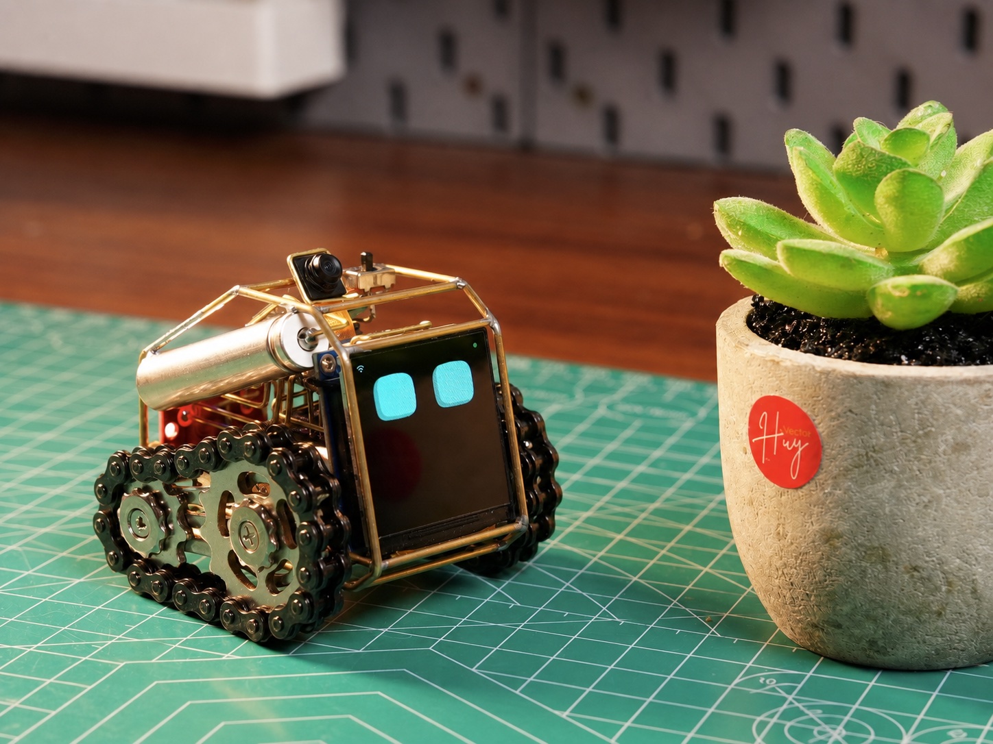 Robot Wall-E AI thực tế do Huy Vector chế tạo